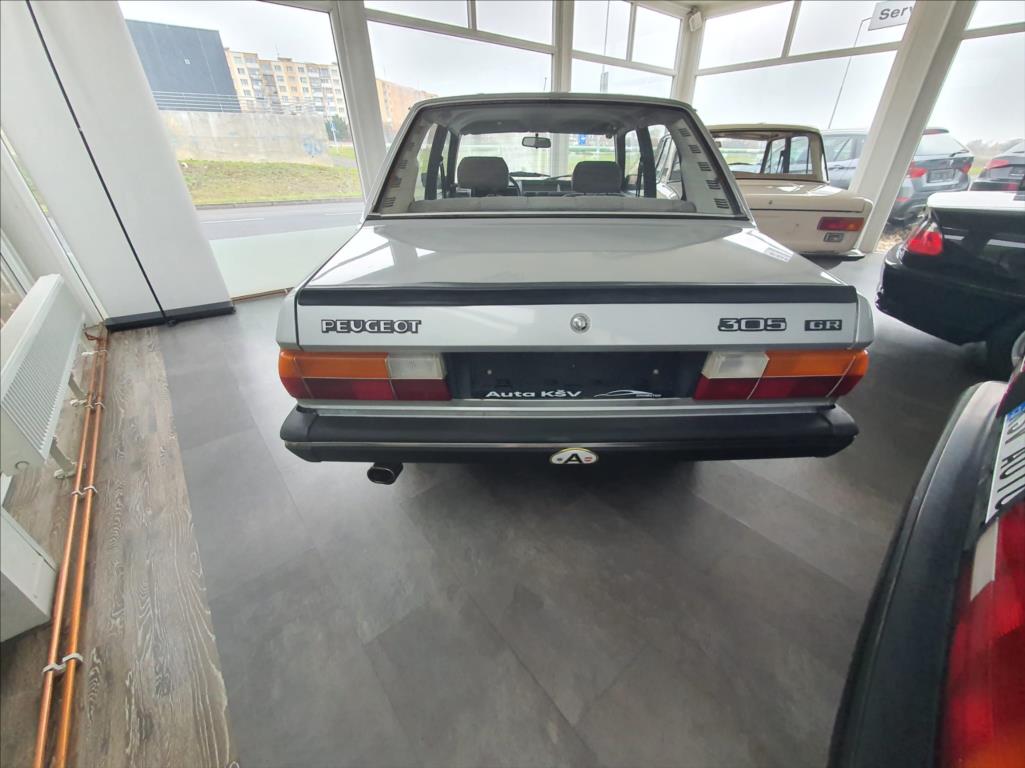 Peugeot 305