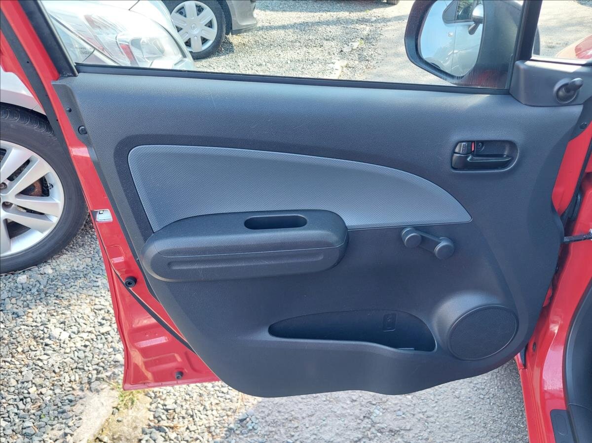 Suzuki Splash Hatchback 996,0 48 kw