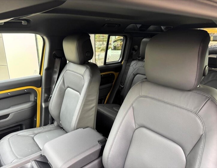 Land Rover Defender 18