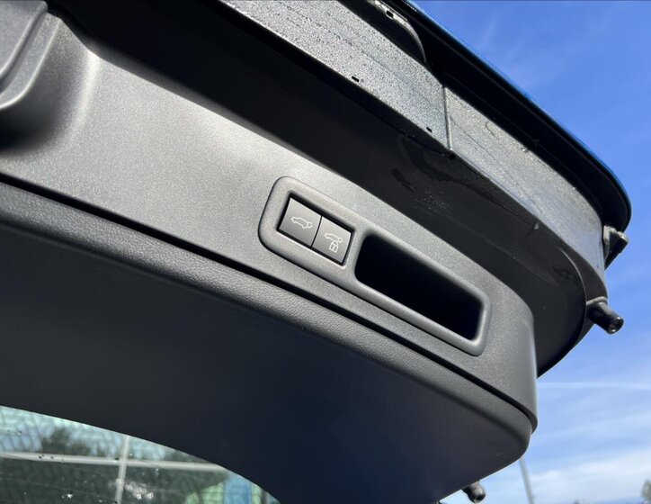 Lexus UX 250h CUV / Crossover 2,0 l 135 kw