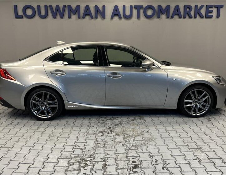 Lexus IS 300h Sedan / Limuzína 2,5 l 164 kw