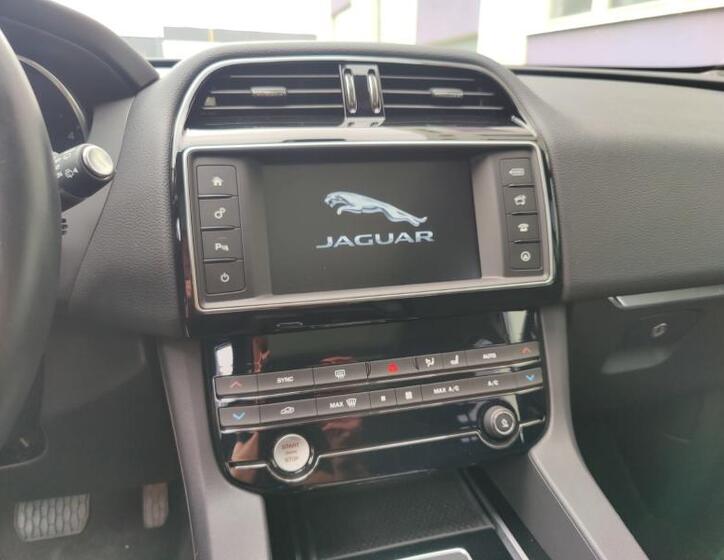 Jaguar F-Pace 28
