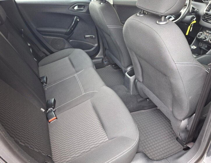 Peugeot 208 Hatchback 1,2 l 60 kw