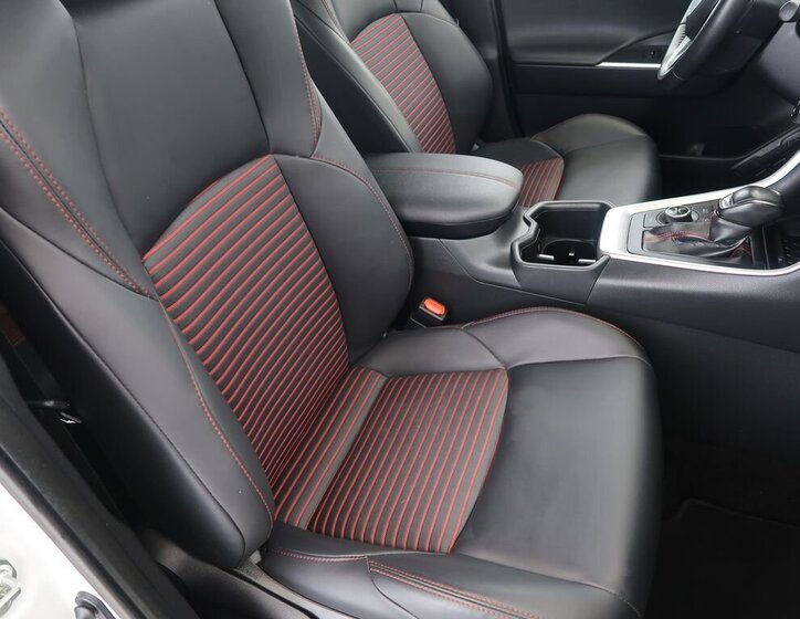 Toyota RAV4 SUV / Terénní 2,5 l 225 kw