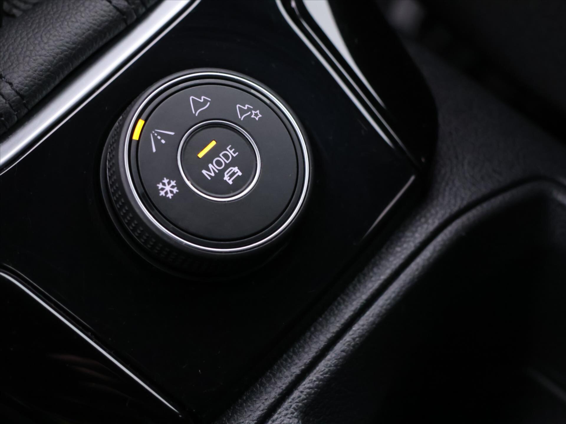 Volkswagen T-Roc SUV / Terénní 2,0 l 110 kw