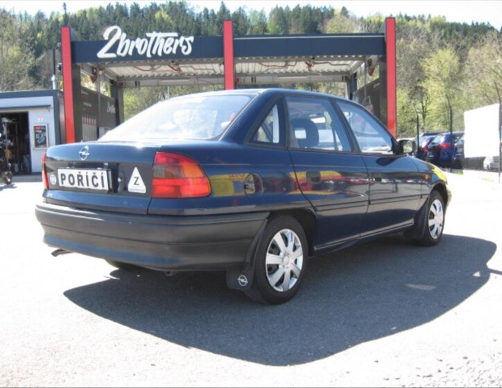 Opel Astra Sedan / Limuzína 1,4 l 44 kw