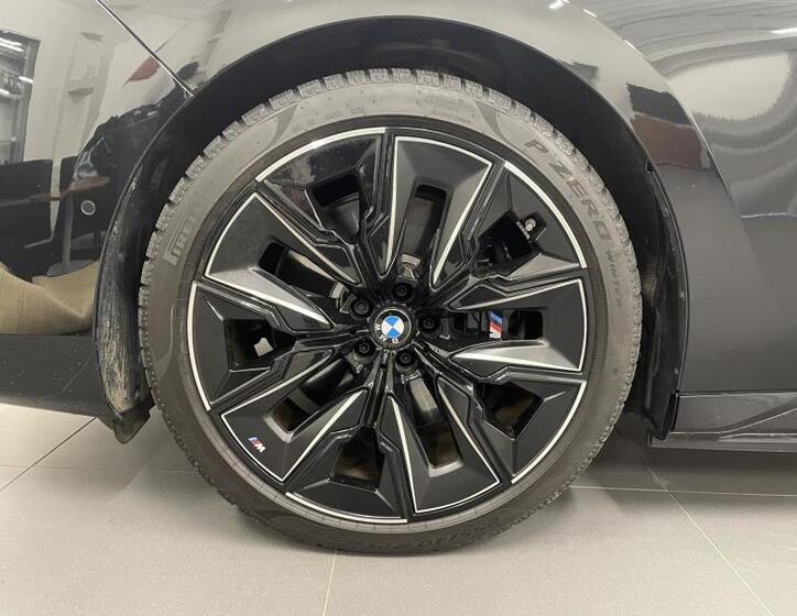 BMW i7 4
