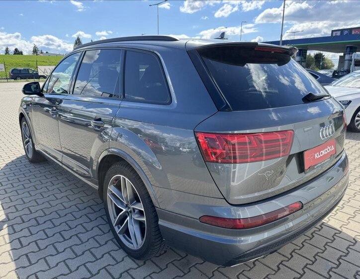 Audi Q7 4