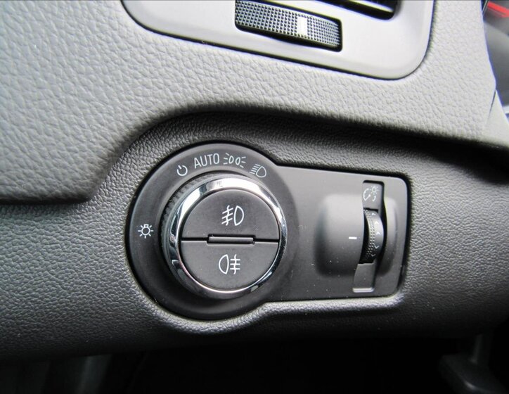 Opel Insignia Sedan / Limuzína 2,0 l 118 kw