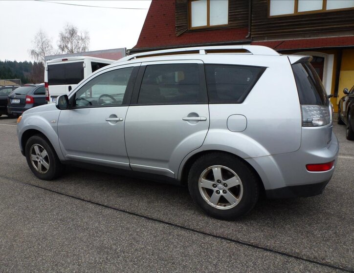 Mitsubishi Outlander SUV / Terénní 2,0 l 103 kw