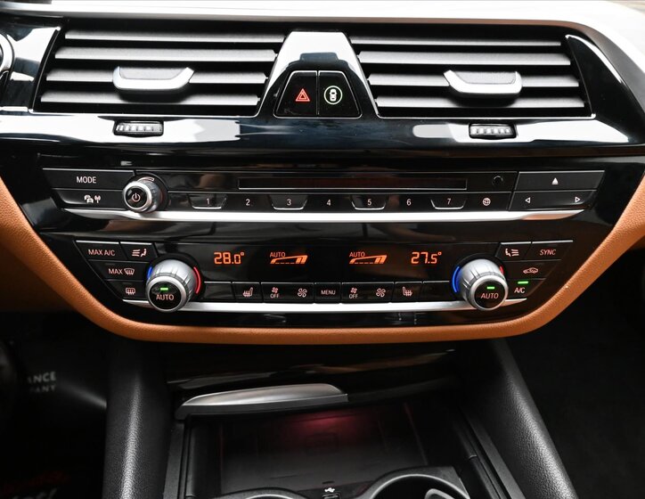 BMW Řada 5 Kombi 3,0 l 195 kw