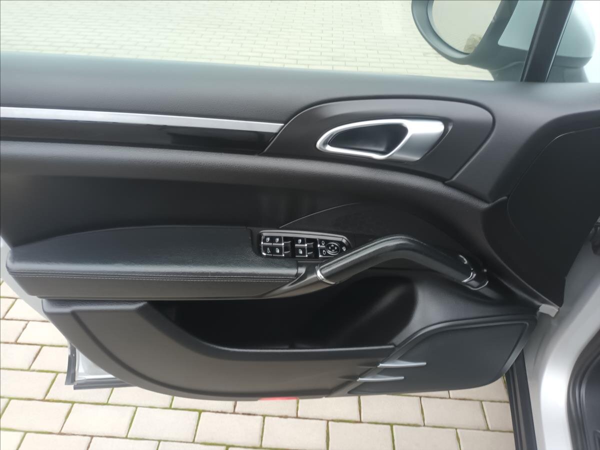 Porsche Cayenne Kombi 3,0 l 180 kw