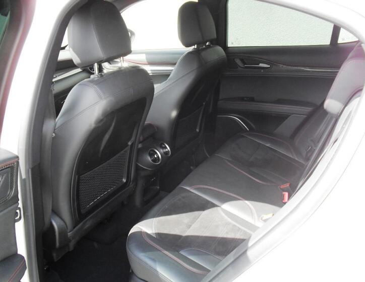 Alfa Romeo Stelvio 14