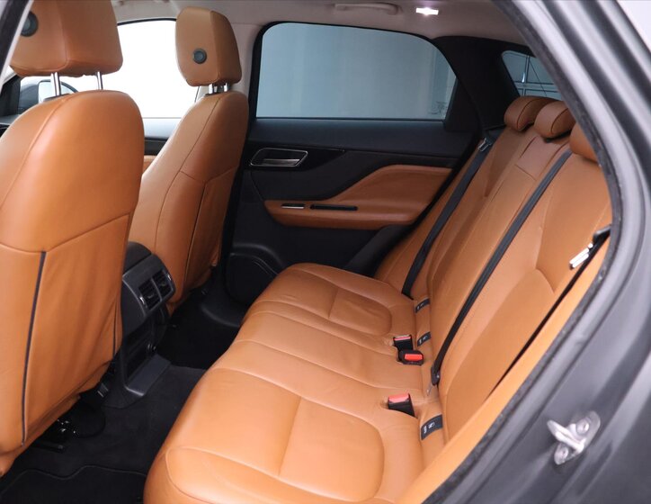 Jaguar F-Pace SUV / Terénní 2,0 l 132 kw