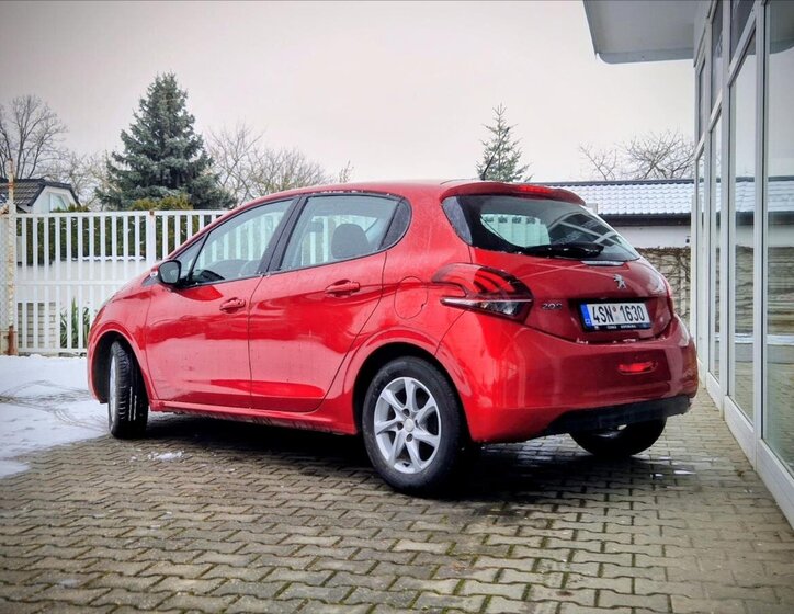 Peugeot 208 Hatchback 1,2 l 61 kw