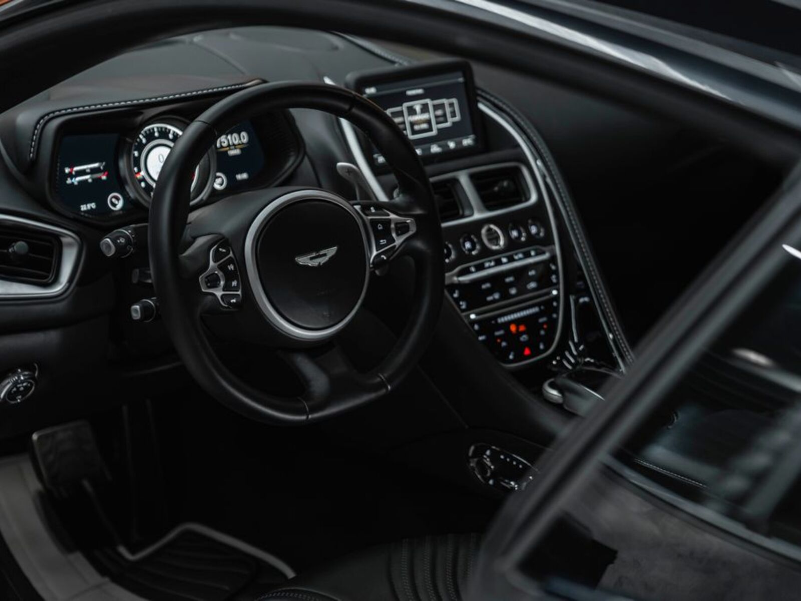 Aston Martin DB11 24