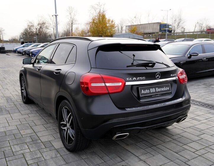 Mercedes-Benz GLA 4