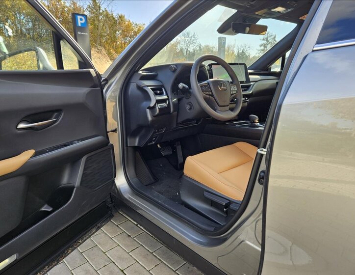 Lexus UX 300h Hatchback 2,0 l 146 kw