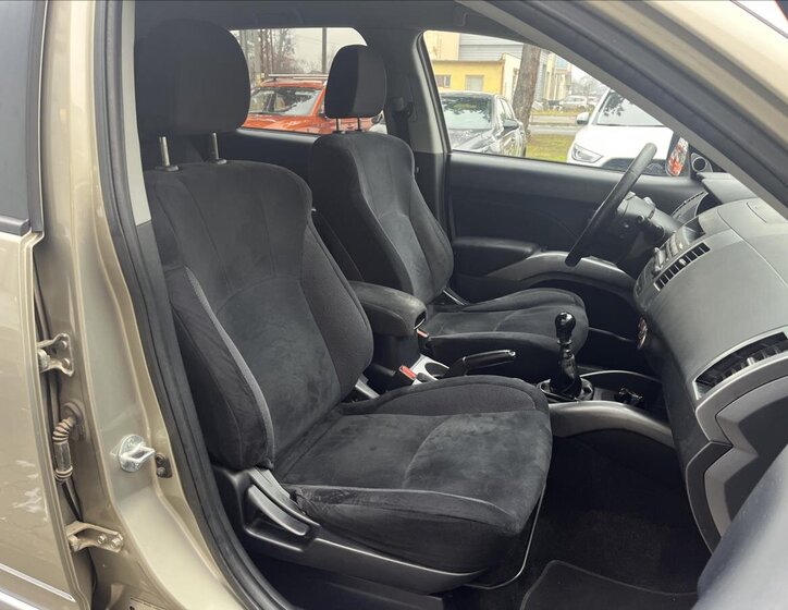 Mitsubishi Outlander SUV / Terénní 2,0 l 103 kw