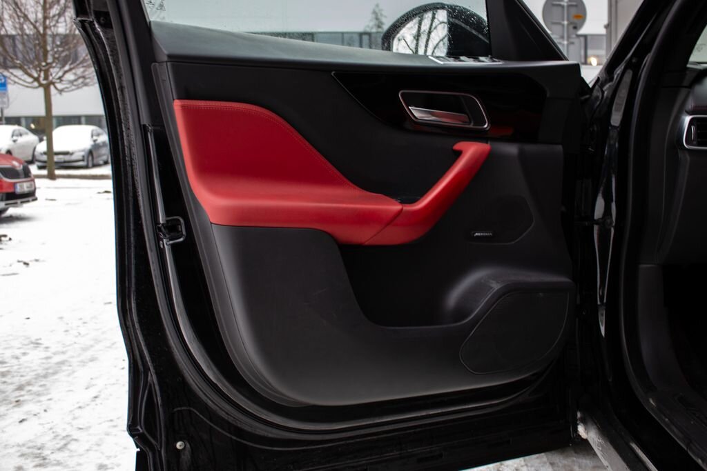 Jaguar F-Pace SUV 3,0 l 221 kw