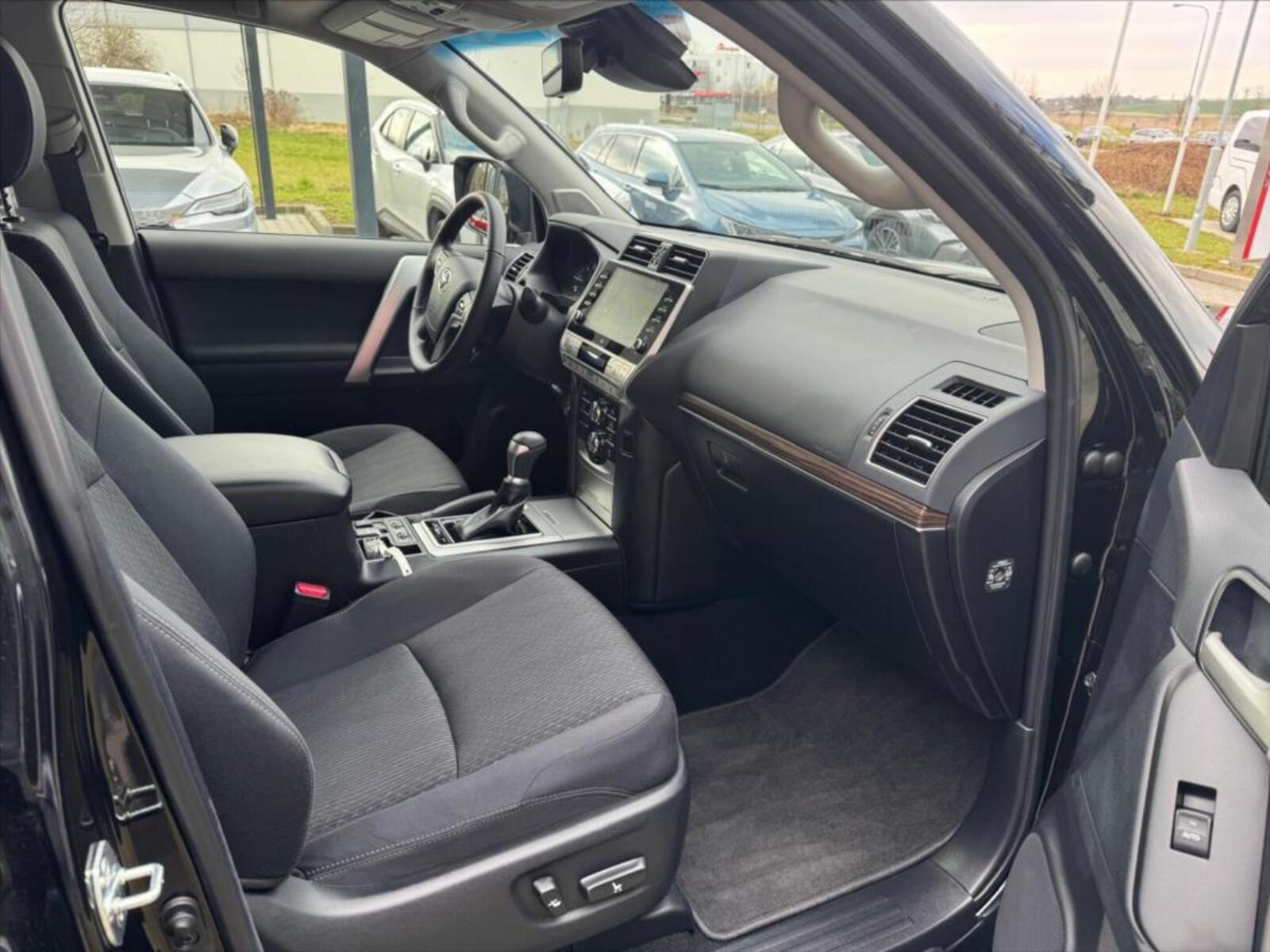 Toyota Land Cruiser 12