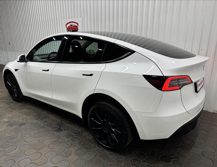 Tesla Model Y 6