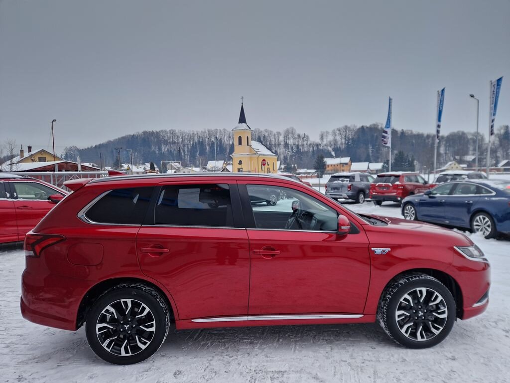 Mitsubishi Outlander SUV 2,4 l 165 kw