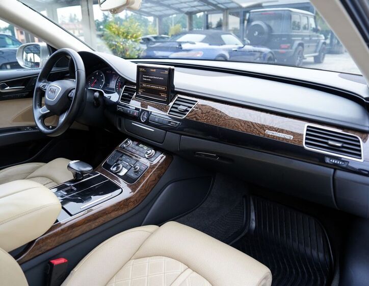 Audi A8 26
