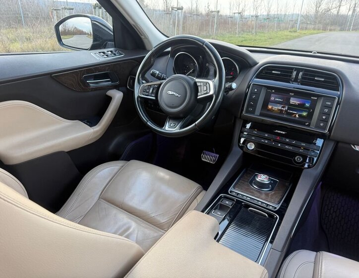 Jaguar F-Pace 14