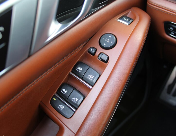 BMW X5 SUV / Terénní 4,4 l 390 kw