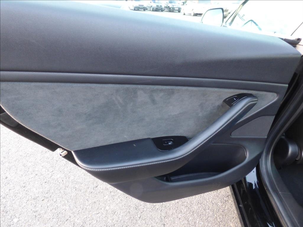 Tesla Model 3 Sedan 0,0 377 kw