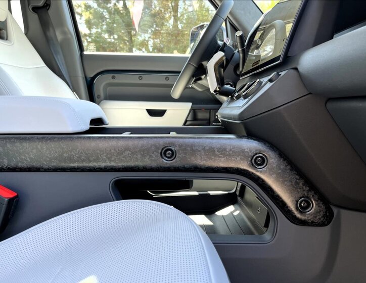 Land Rover Defender SUV / Terénní 4,4 l 467 kw