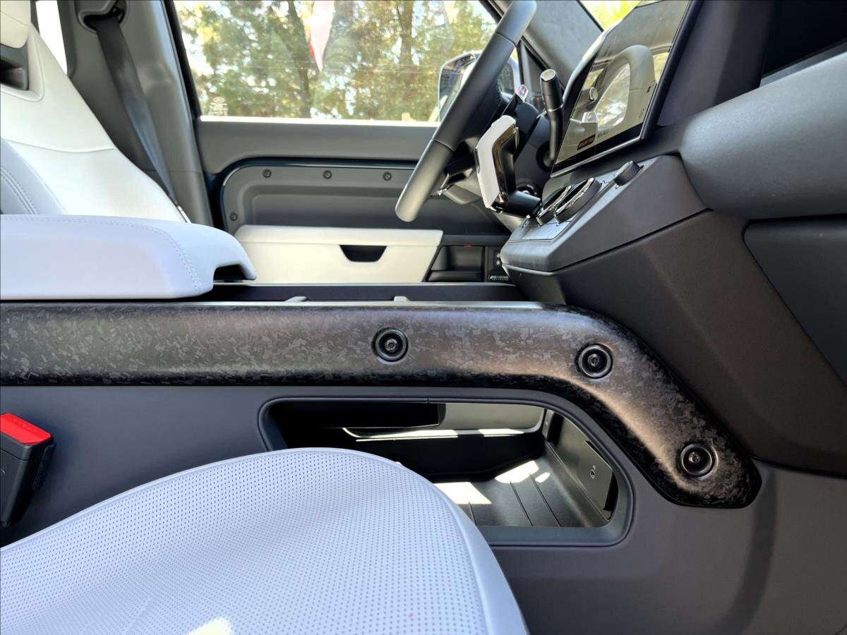 Land Rover Defender SUV / Terénní 4,4 l 467 kw