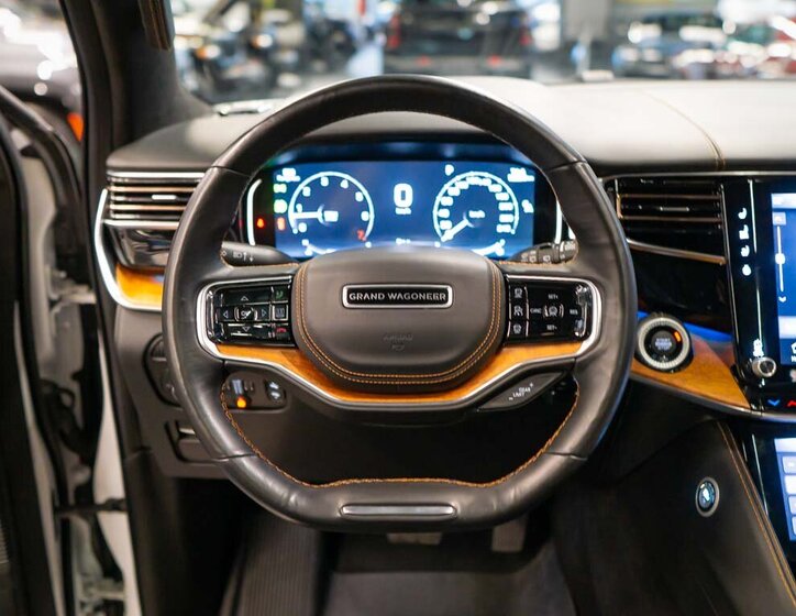 Jeep Grand Wagoneer SUV 6,4 l 351 kw