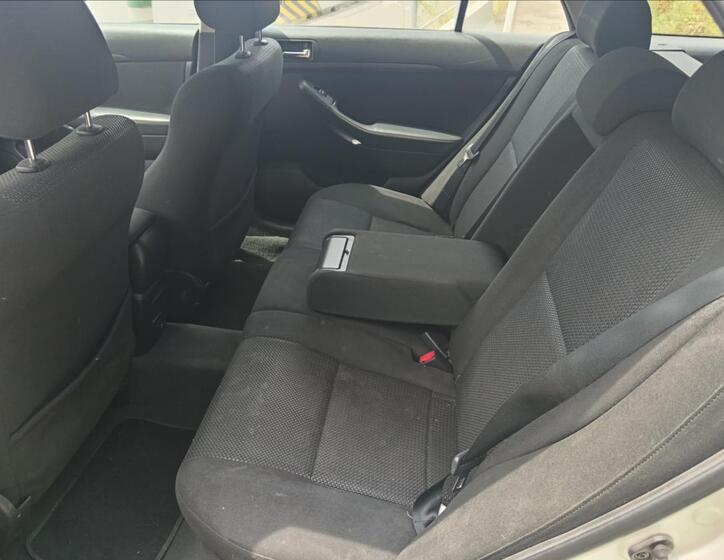 Toyota Avensis 19