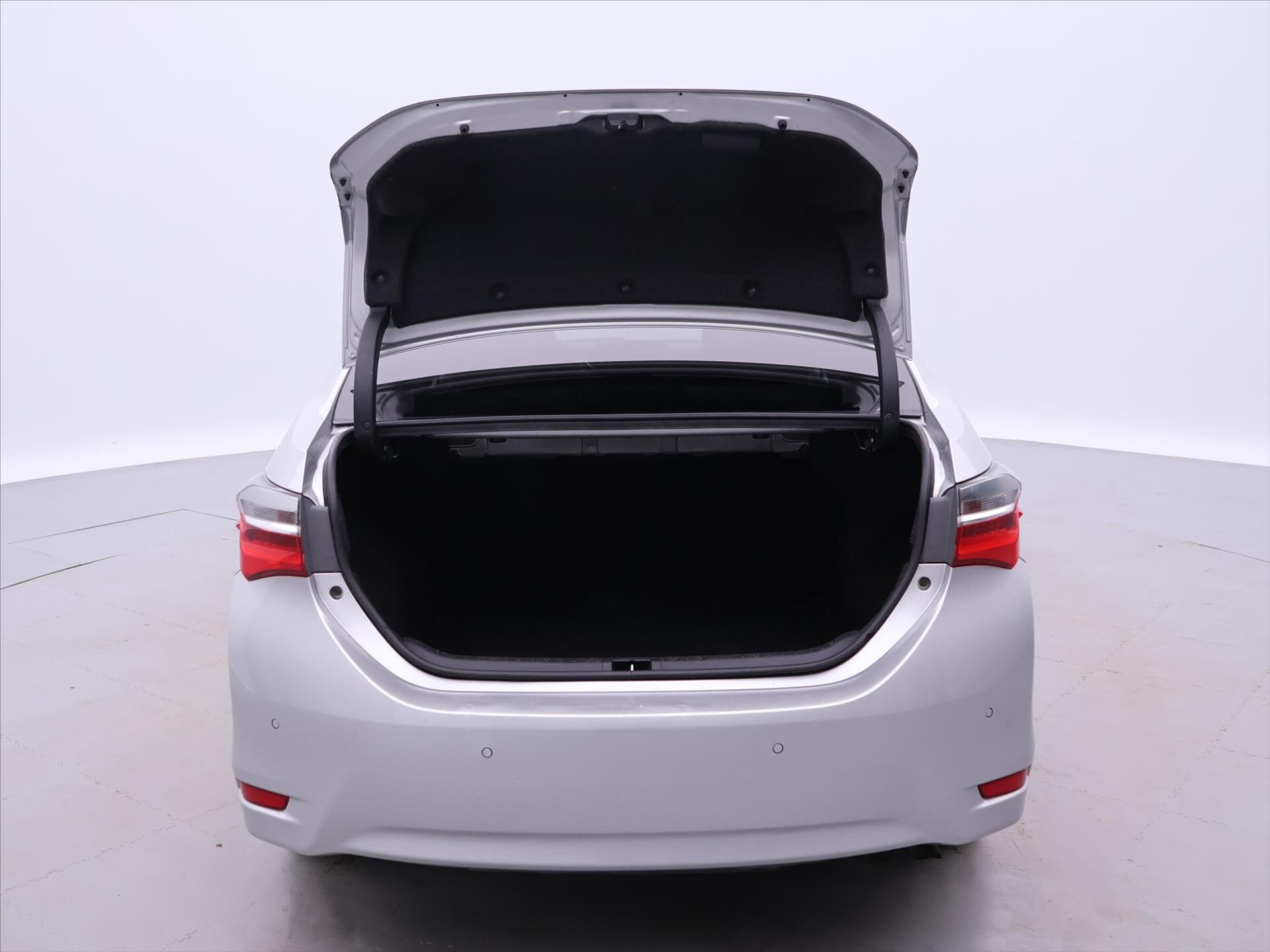 Toyota Corolla Sedan / Limuzína 1,6 l 97 kw