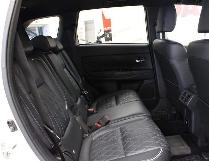 Mitsubishi Outlander SUV / Terénní 2,4 l 99 kw
