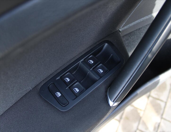 Volkswagen e-Golf 24