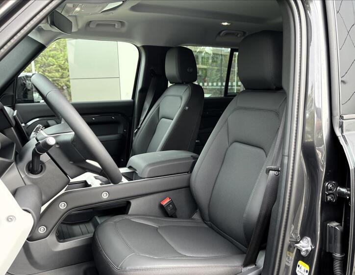 Land Rover Defender 14