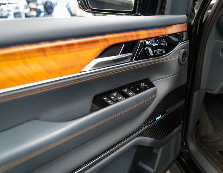 Jeep Grand Wagoneer 17