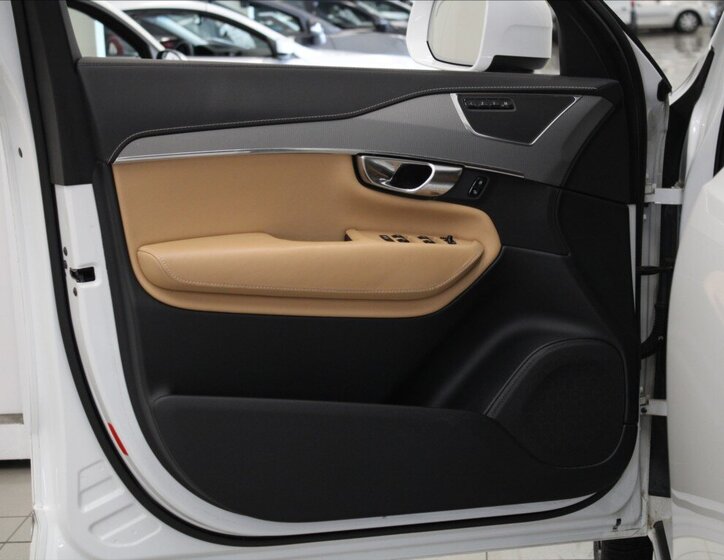 Volvo XC90 SUV / Terénní 2,0 l 173 kw