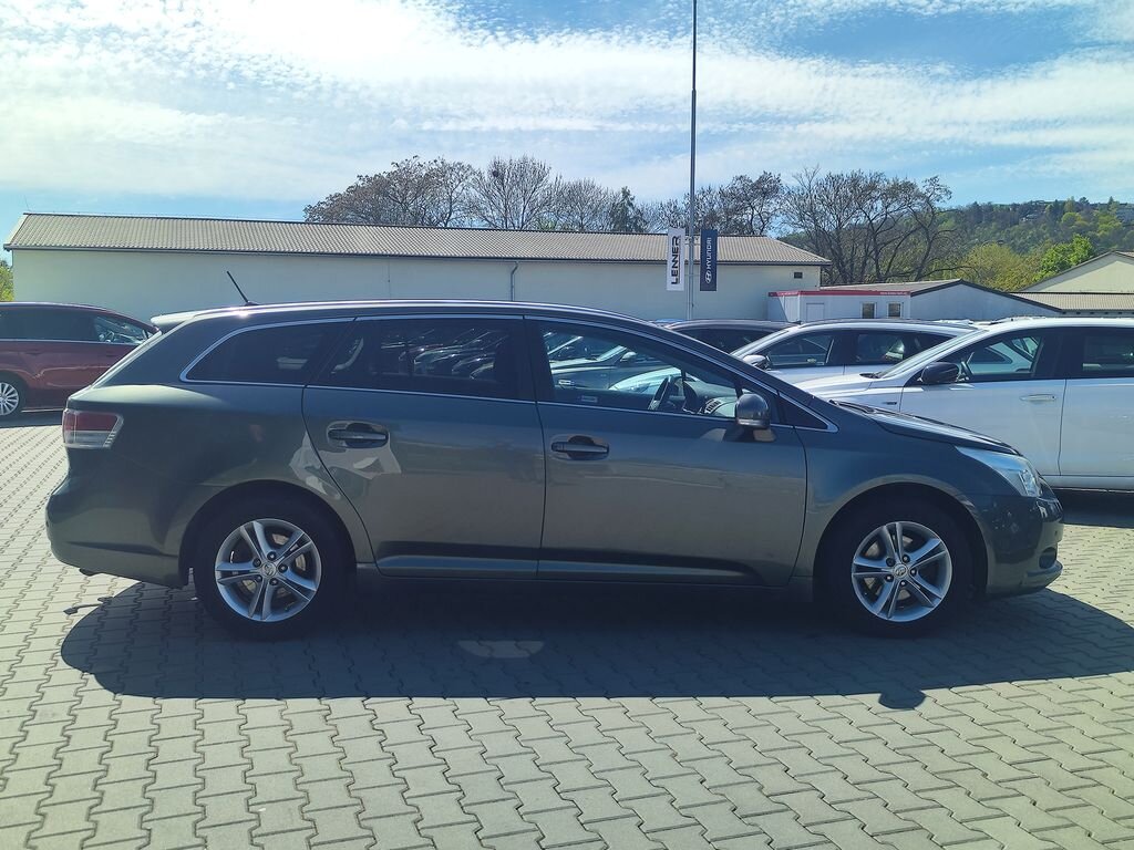 Toyota Avensis Kombi 2,0 l 93 kw