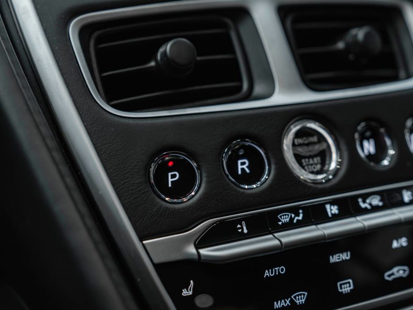 Aston Martin DB11 17