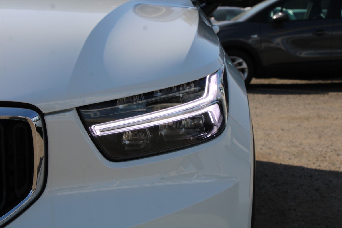 Volvo XC40 SUV / Terénní 2,0 l 140 kw