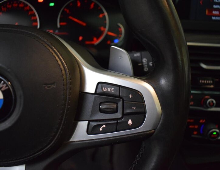 BMW Řada 5 Kombi 3,0 l 195 kw