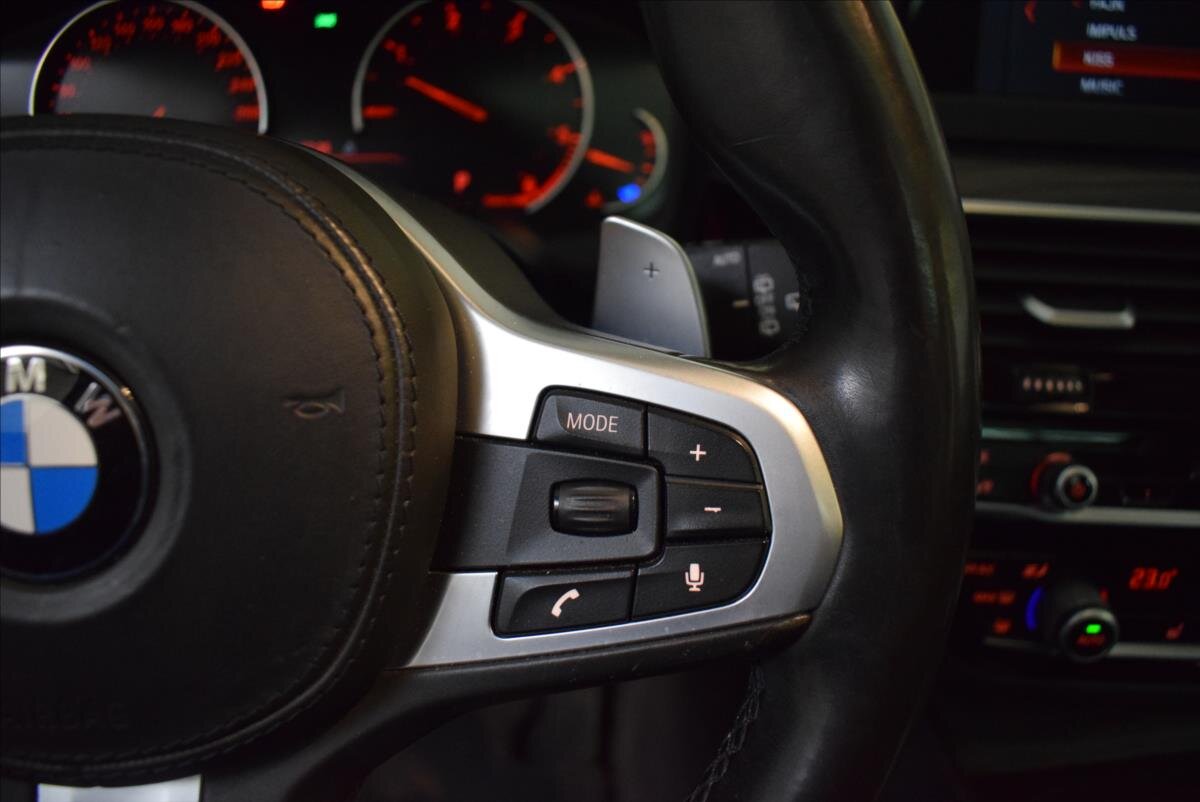 BMW Řada 5 Kombi 3,0 l 195 kw