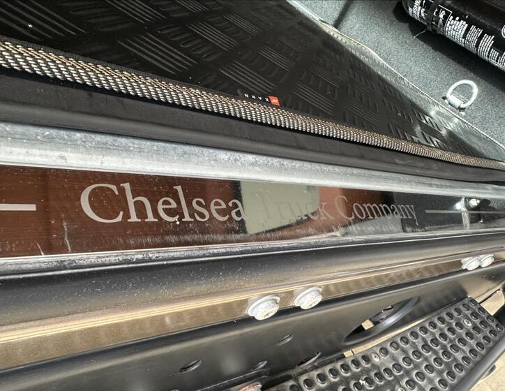 Land Rover Defender 17