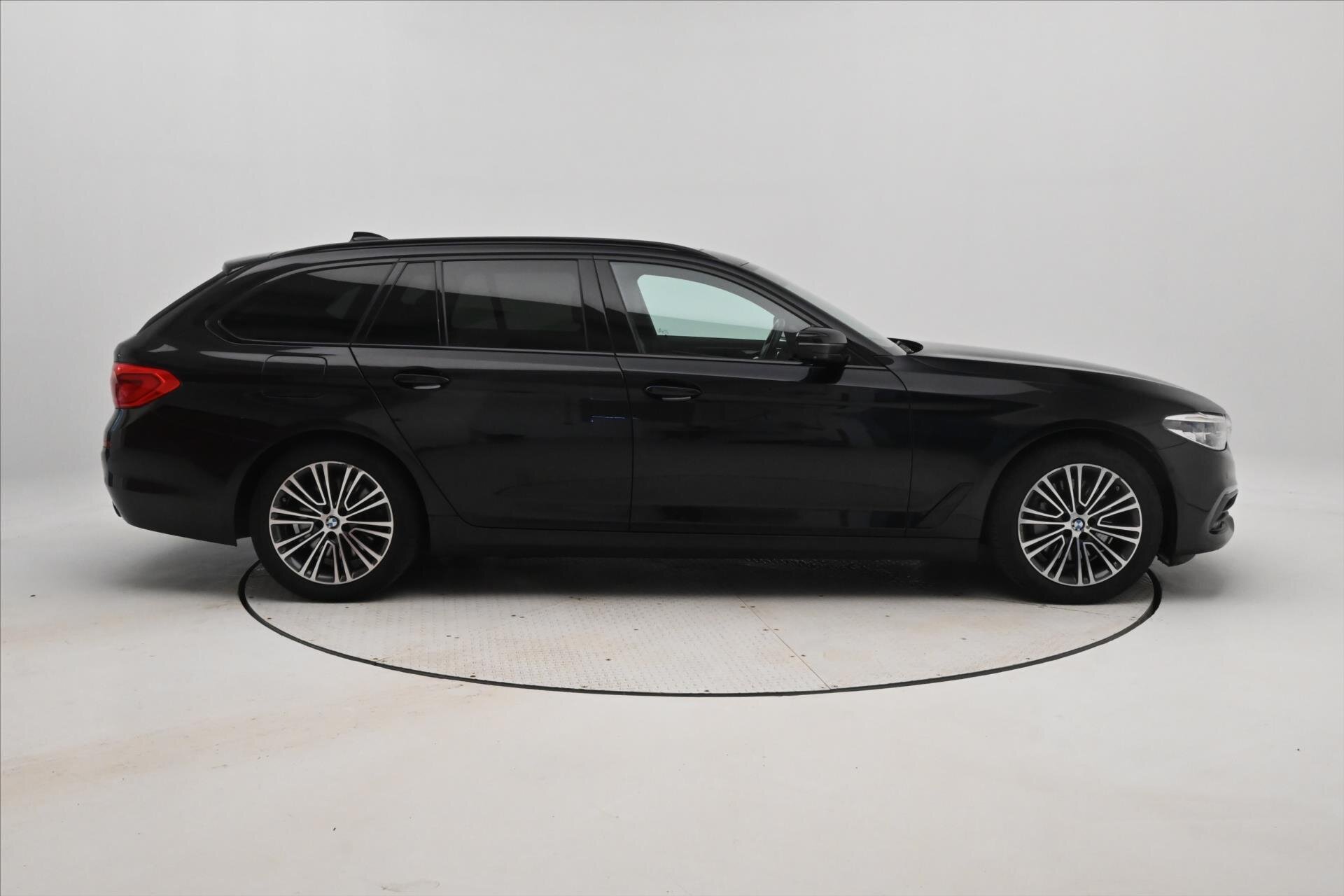 BMW Řada 5 Kombi 3,0 l 195 kw