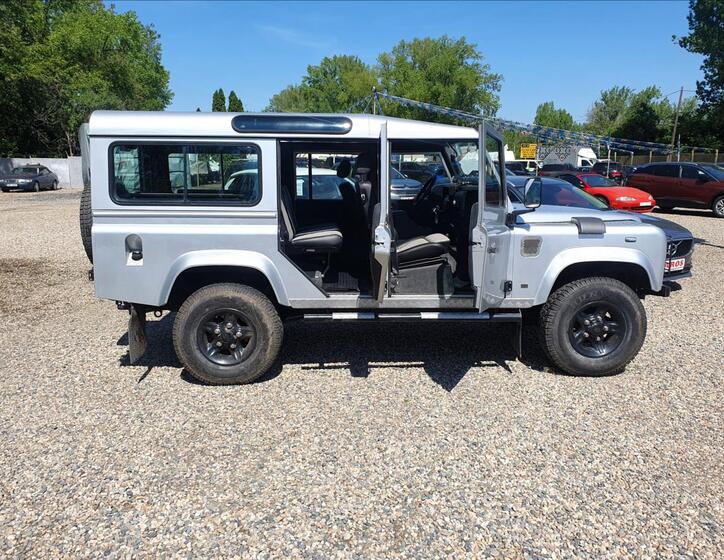 Land Rover Defender 18