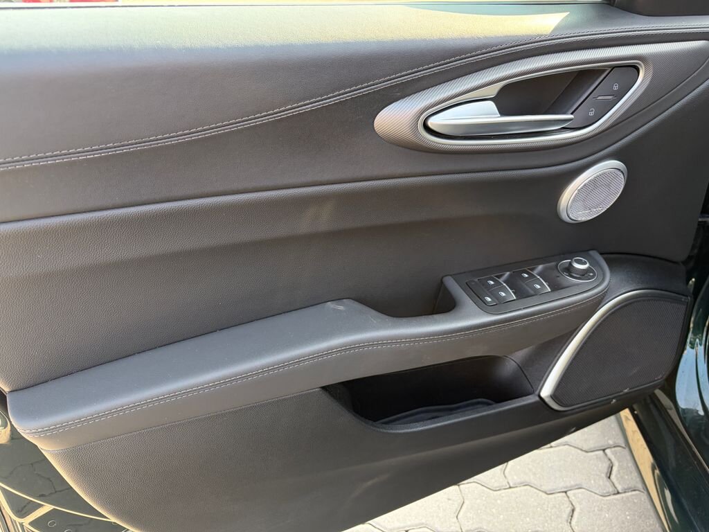 Alfa Romeo Giulia Sedan / Limuzína 2,0 l 206 kw